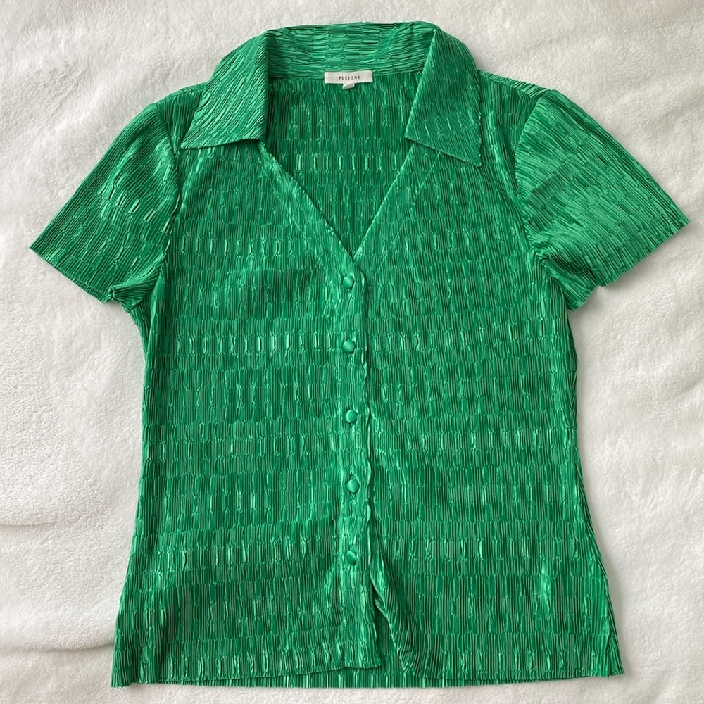 Green Textured Short Sleeve V-Neck Button Down - Size Small